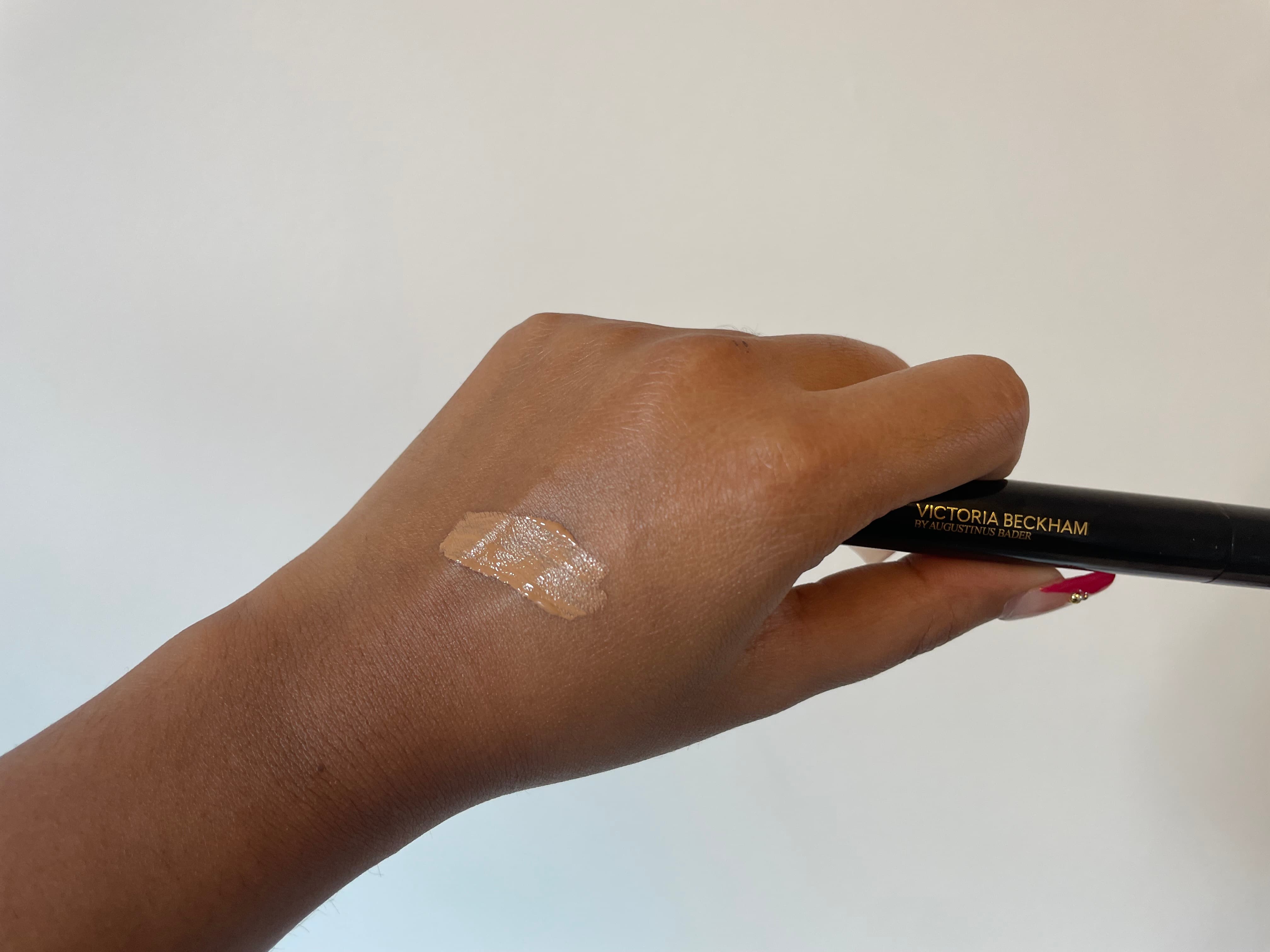 Swatch of Victoria Beckham Beauty The Concealer Pen in M1